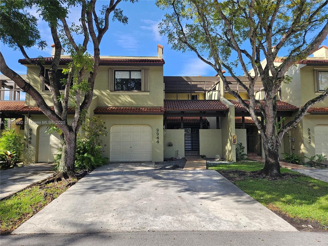 Attached, Exterior, Facade, Mediterranean
