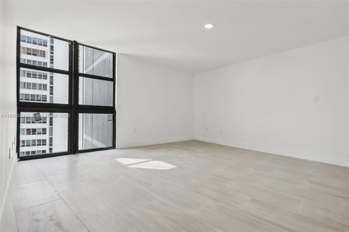 Empty room, Interior, Recessed Lighting