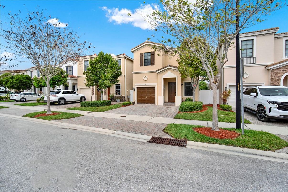 Attached, Exterior, Facade, Mediterranean