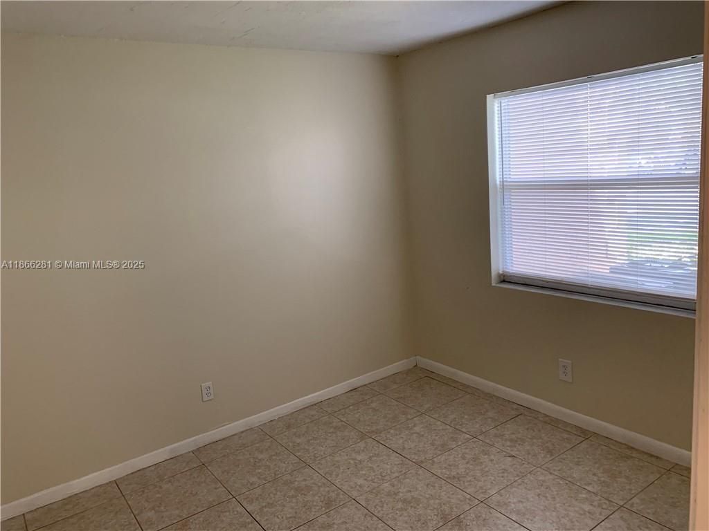 Empty room, Interior