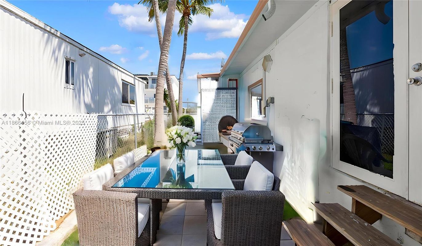 Exterior, Outdoor Kitchen