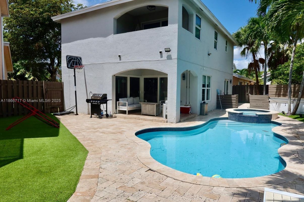 Exterior, Pool