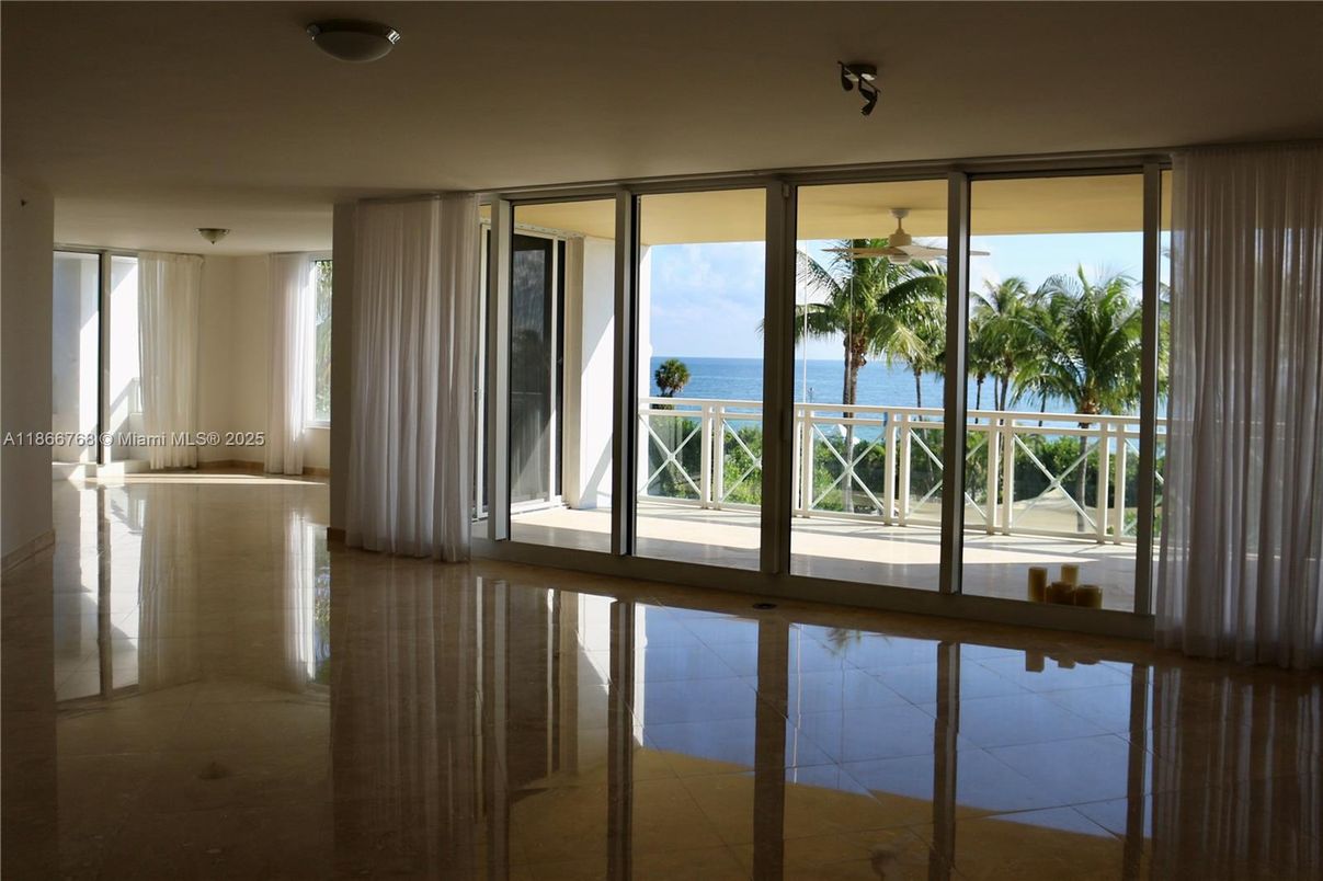 Empty room, Interior, Water