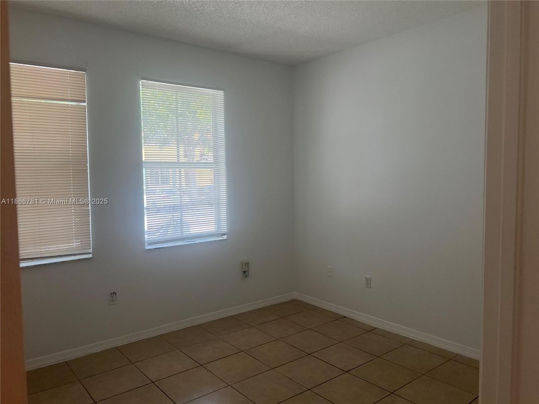 Empty room, Interior
