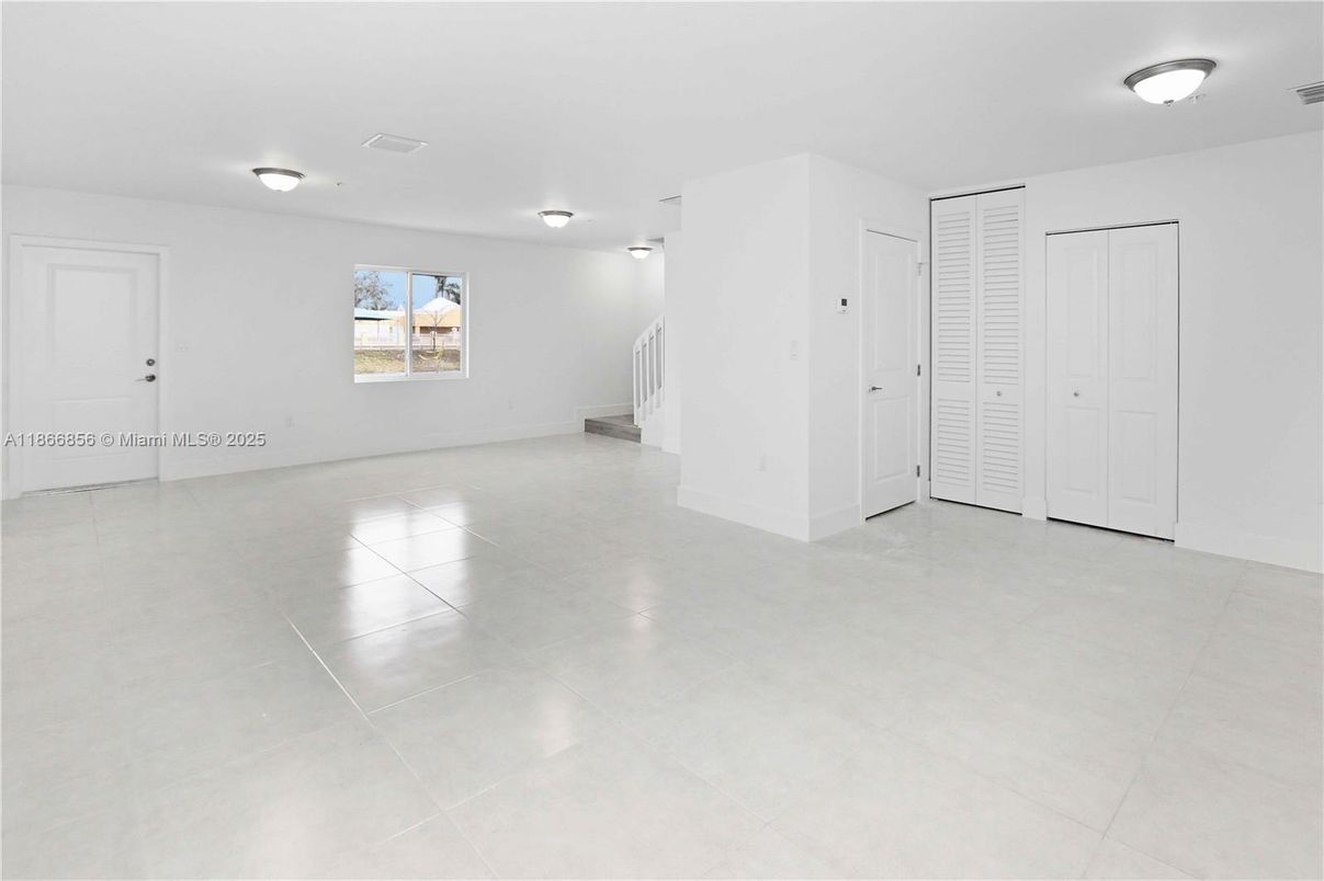 Empty room, Interior