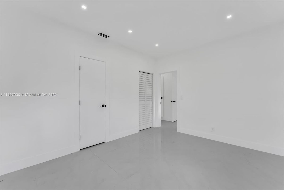 Empty room, Interior, Recessed Lighting