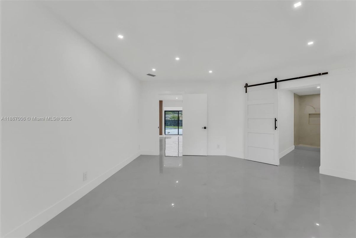 Empty room, Interior, Recessed Lighting