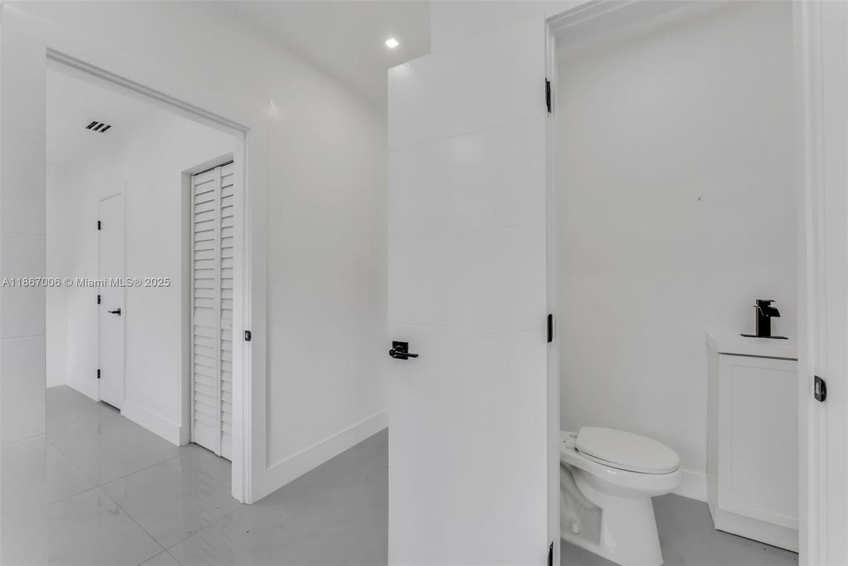 Bathroom, Interior, Recessed Lighting