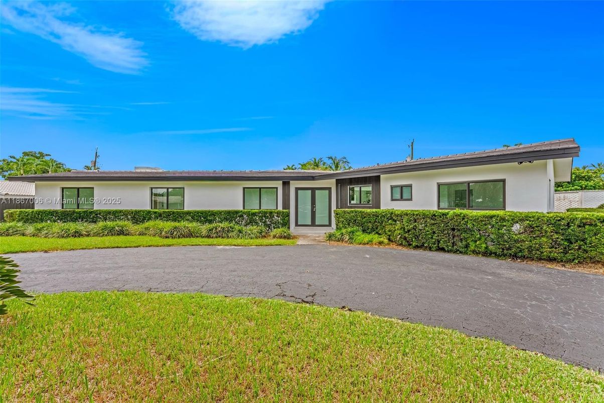 Backyard, Exterior, Facade, Ranch