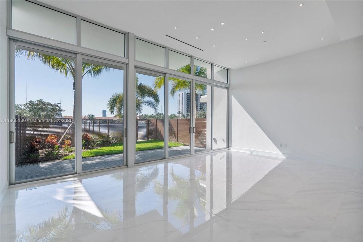 Empty room, Interior, Recessed Lighting