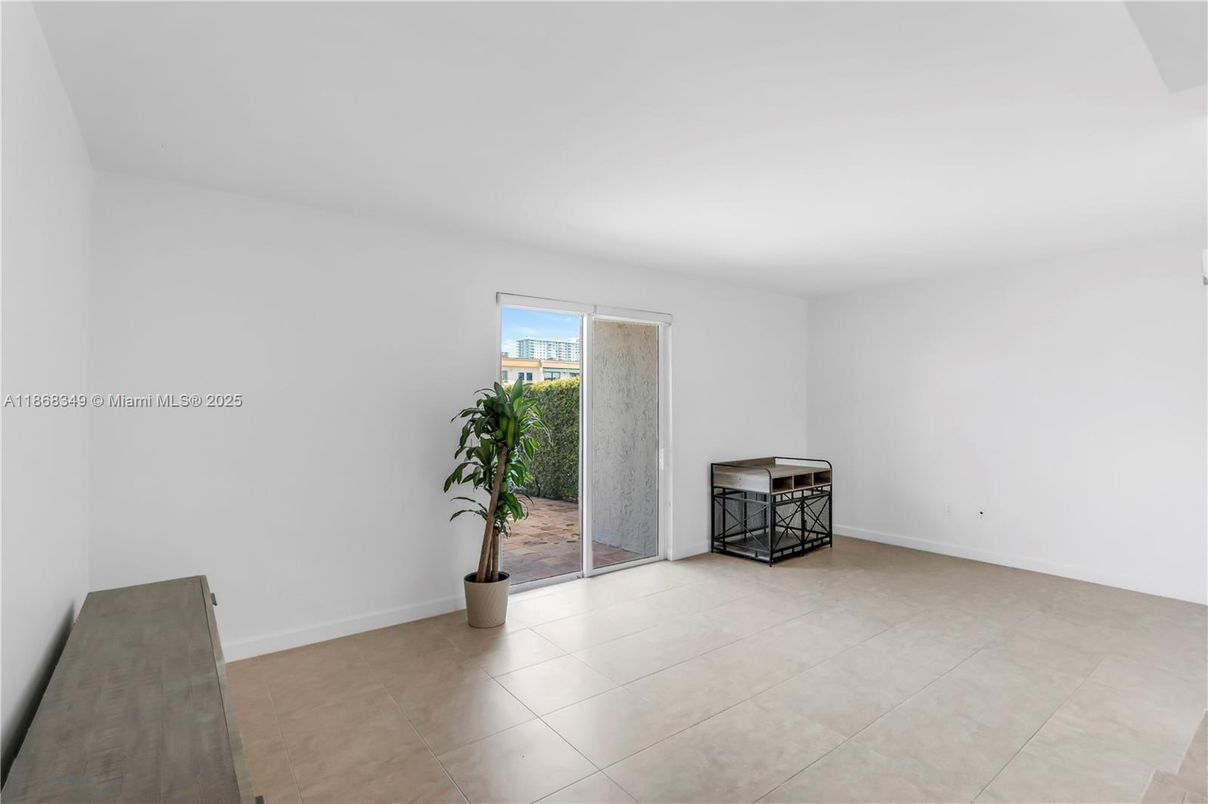 Empty room, Interior