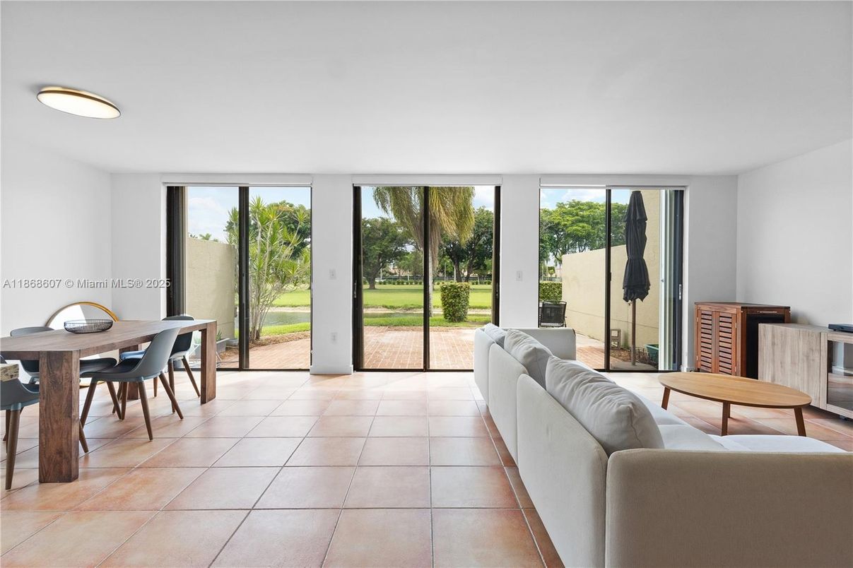 Dining room, Interior