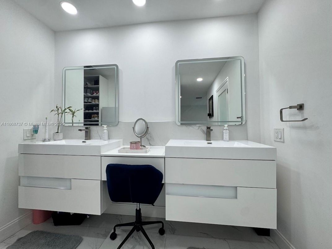 Bathroom, Dual Sink Vanities, Interior, Recessed Lighting