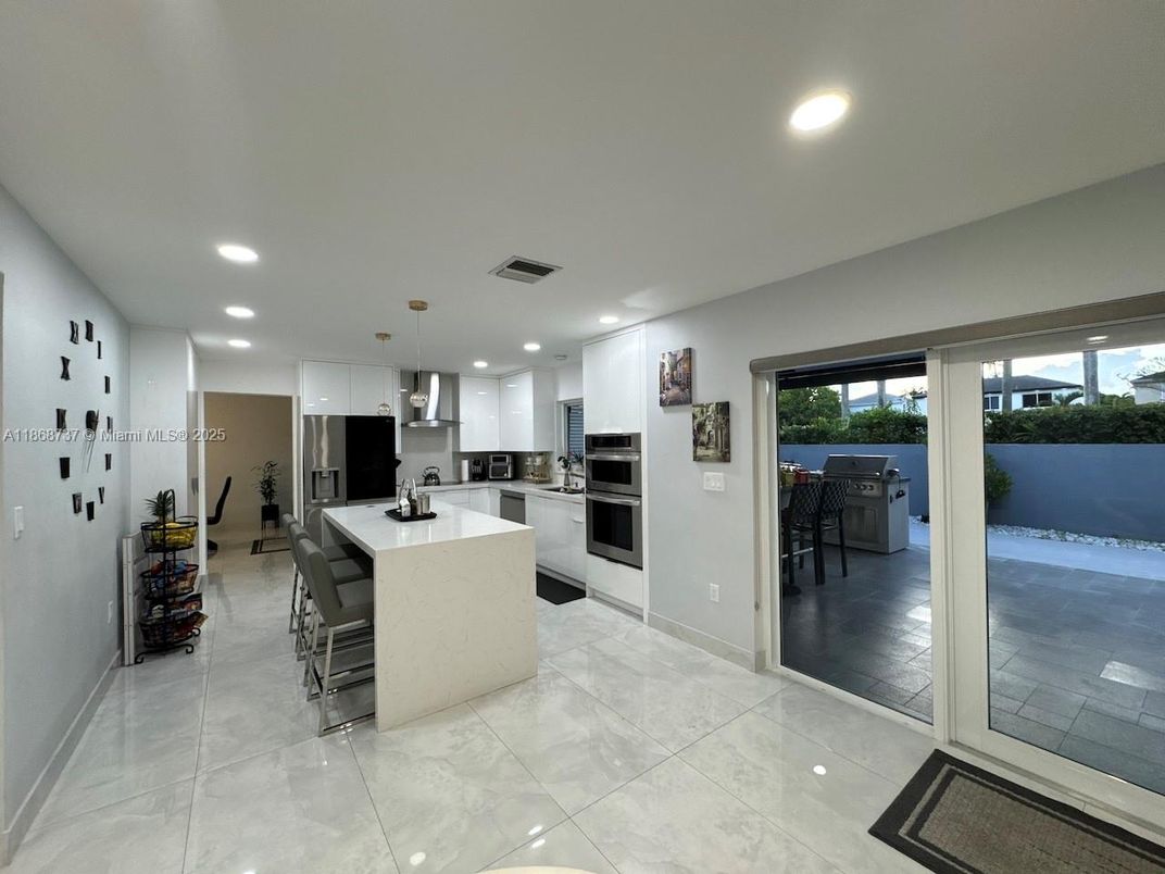 Dining room, Interior, Kitchen, Pendant Lights, Recessed Lighting, Stainless Steel Appliances