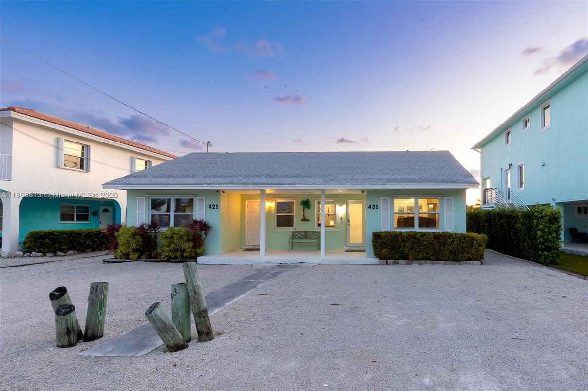 Exterior, Facade, Ranch