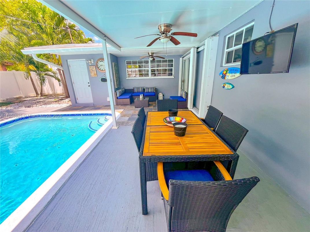 Interior, Pool, Sun Room