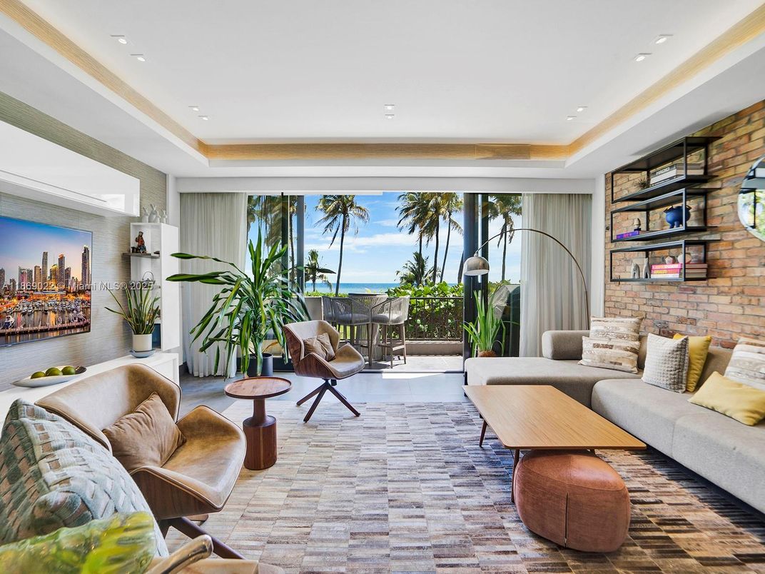 Interior, Living room, Recessed Lighting, Stone Walls, Water