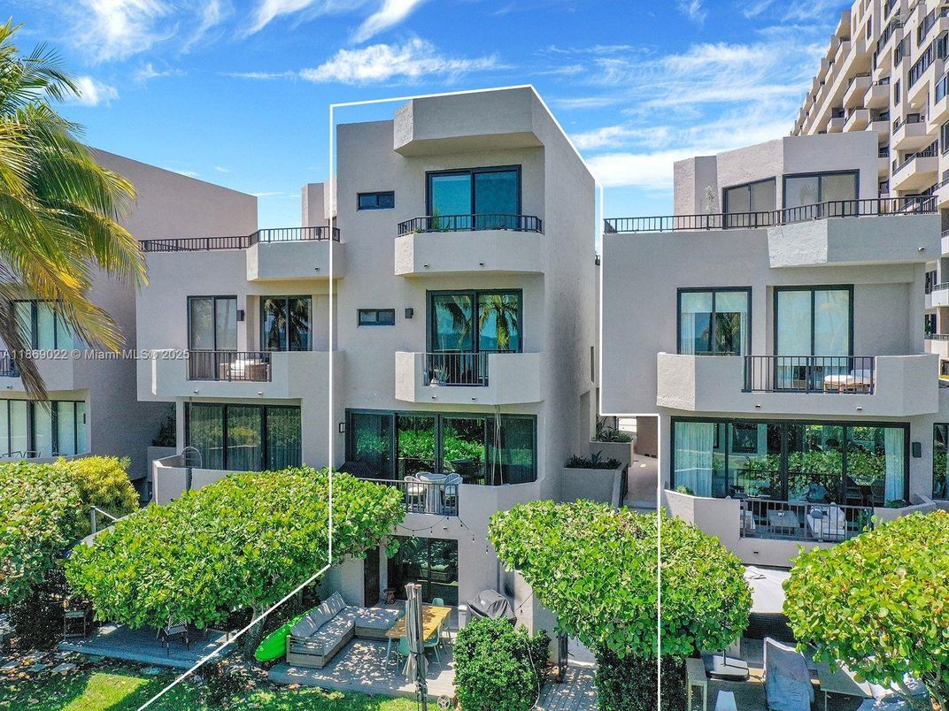 Exterior, Facade, Modern