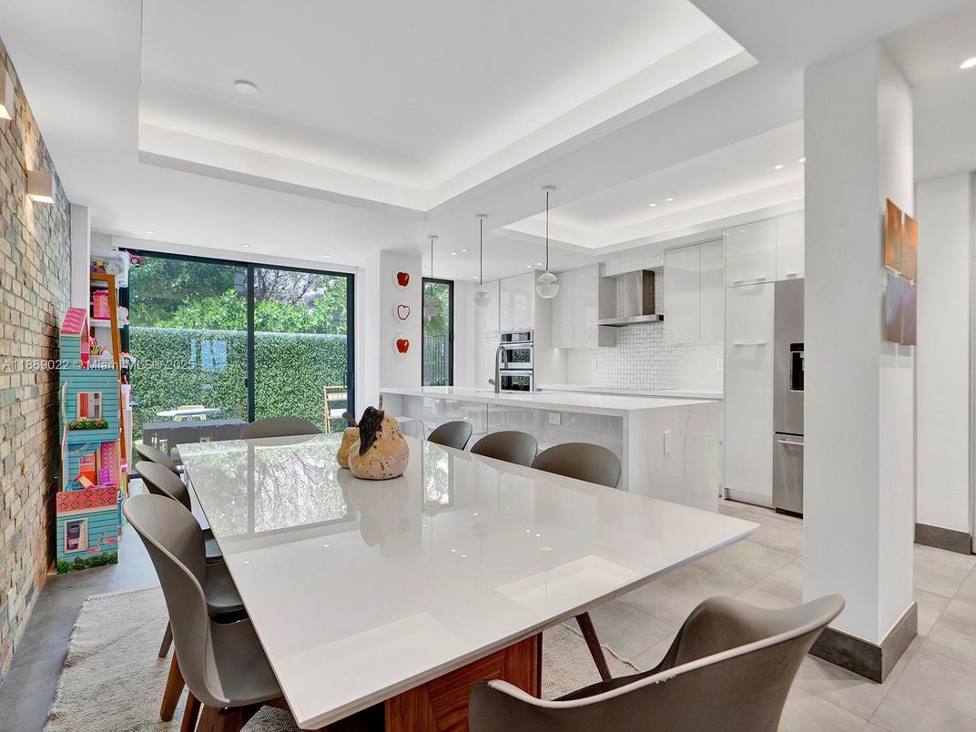 Dining room, Interior, Kitchen, Pendant Lights, Recessed Lighting, Stainless Steel Appliances