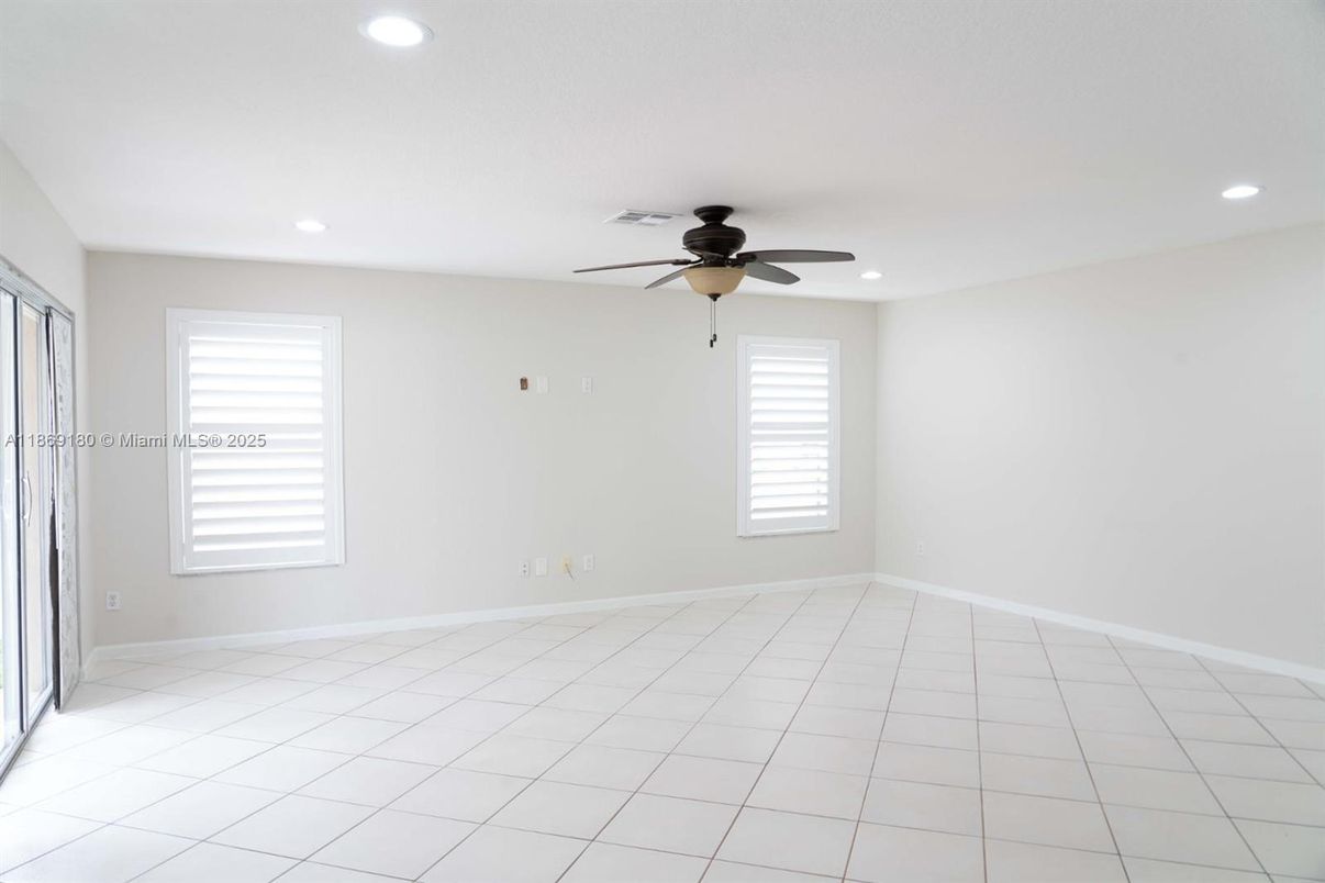 Empty room, Interior, Recessed Lighting