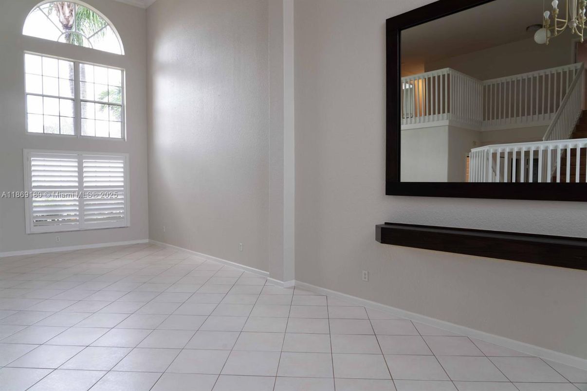 Empty room, Interior