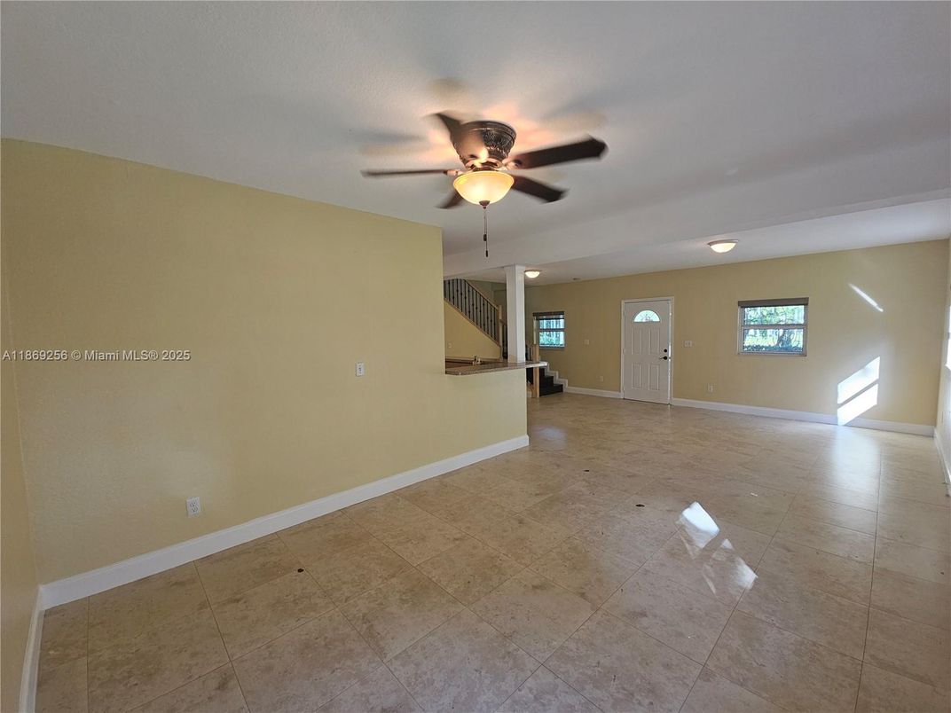 Empty room, Interior