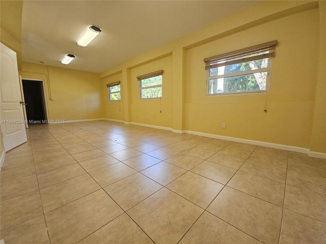 Empty room, Interior