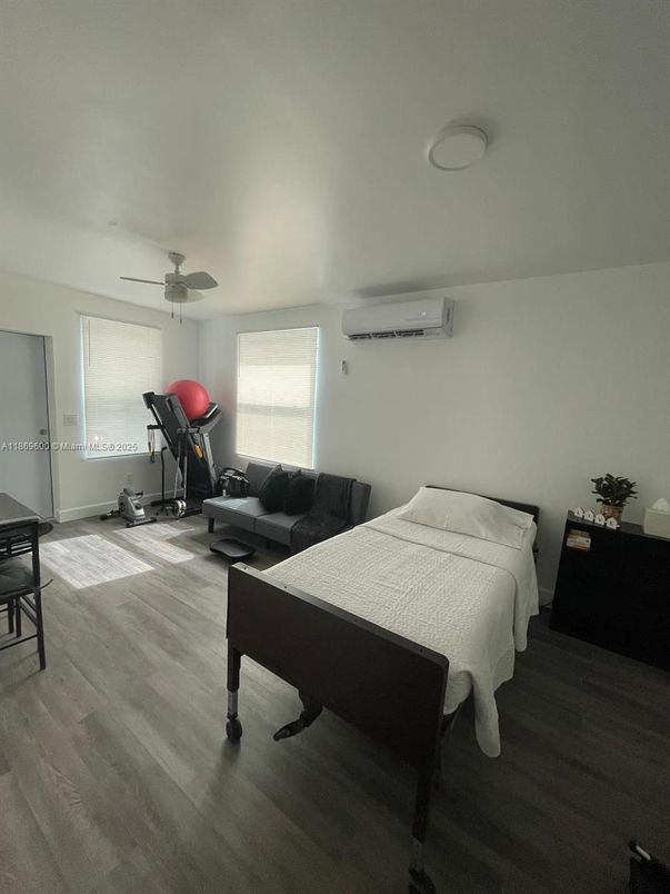 Bedroom, Fitness Equipment, Interior, Wood Texture Flooring