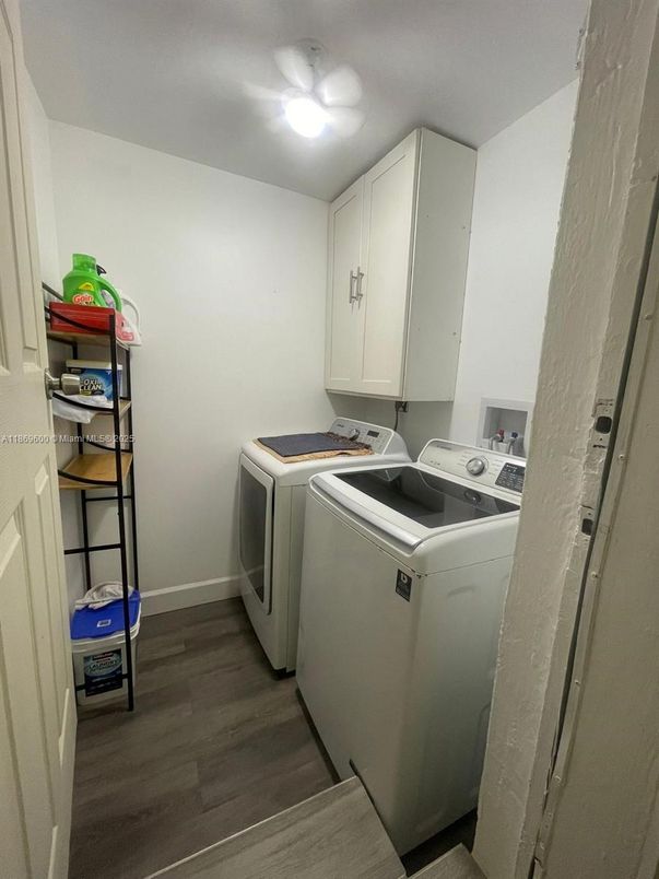 Interior, Washer, Wood Texture Flooring