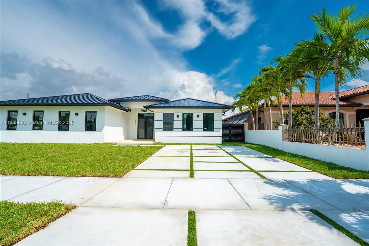 Backyard, Exterior, Facade, Ranch
