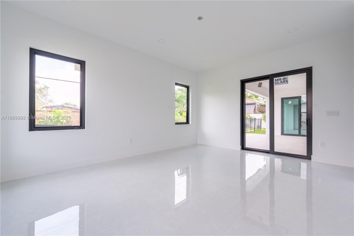 Empty room, Interior, Recessed Lighting