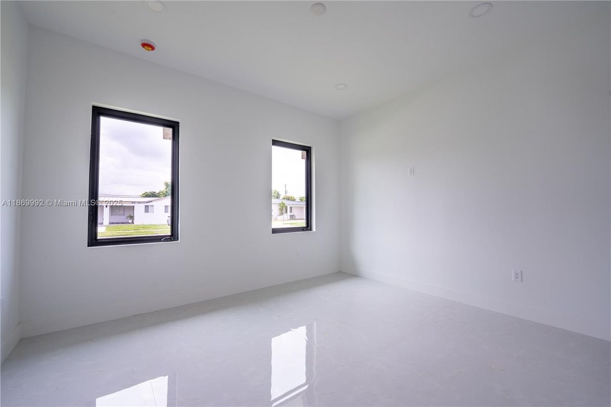 Empty room, Interior, Recessed Lighting