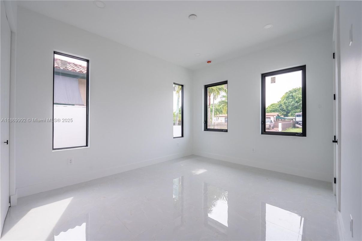 Empty room, Interior