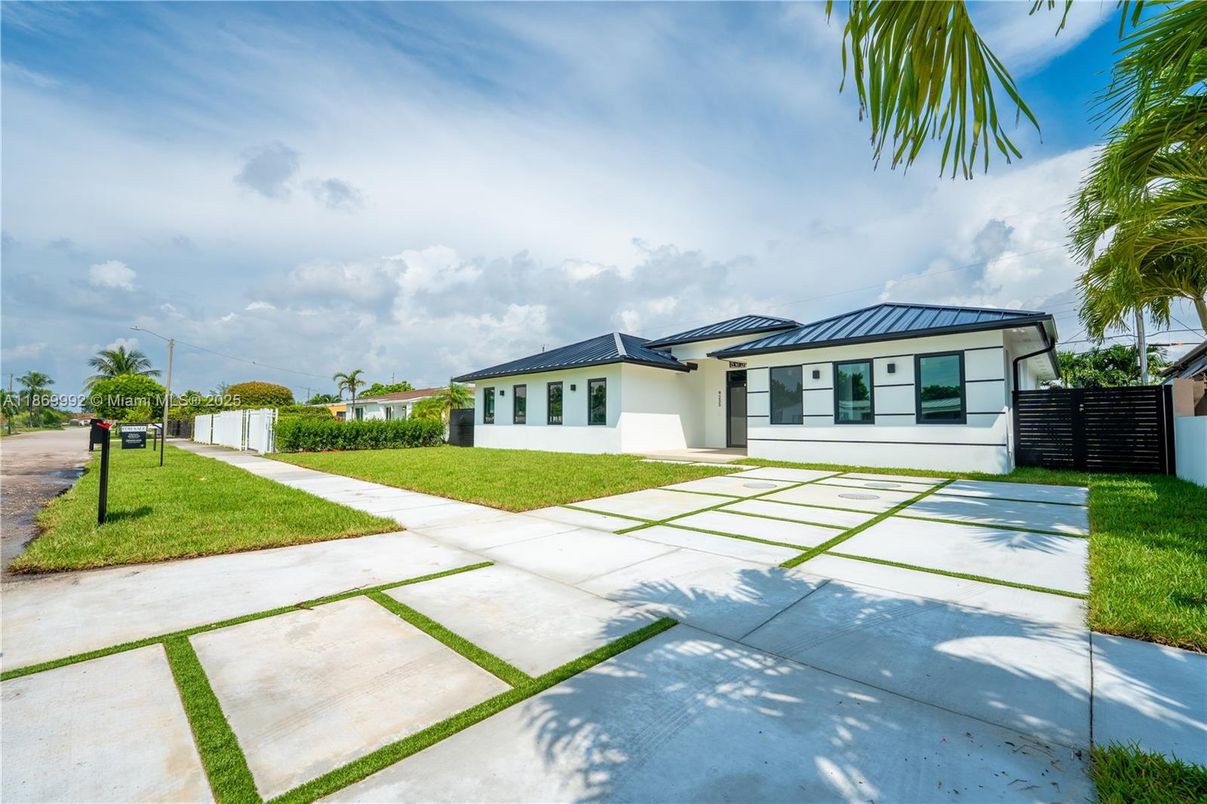 Backyard, Exterior, Facade, Ranch