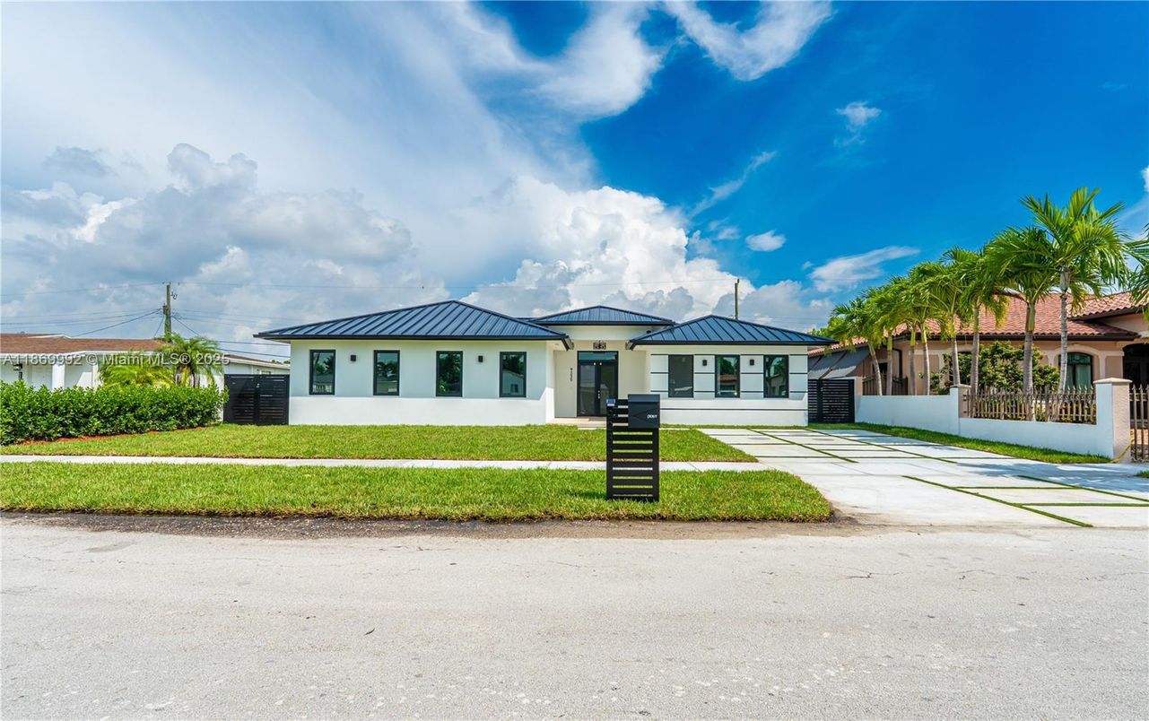 Backyard, Exterior, Facade, Ranch