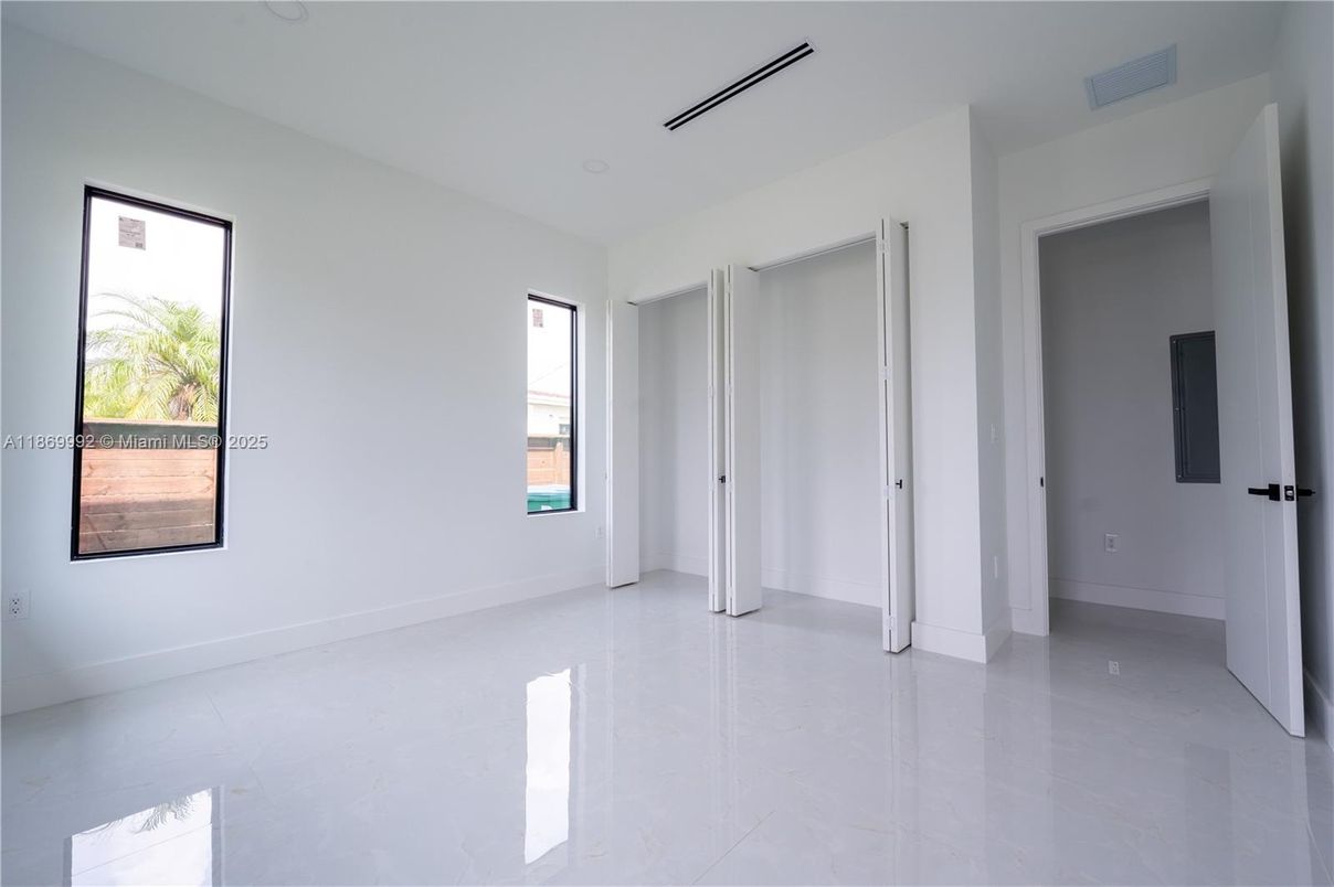 Empty room, Interior