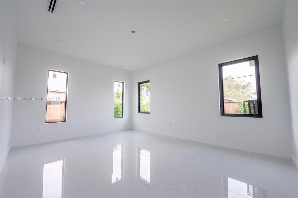 Empty room, Interior, Recessed Lighting
