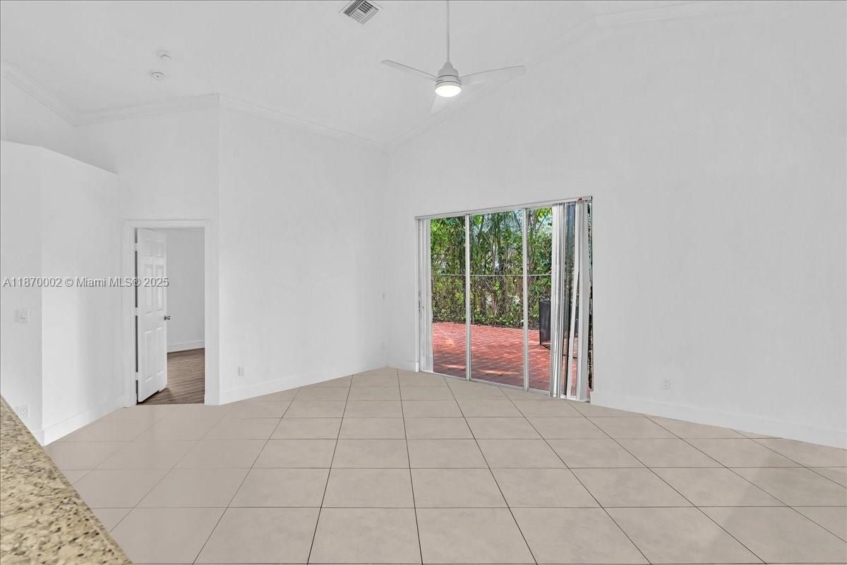Empty room, Interior