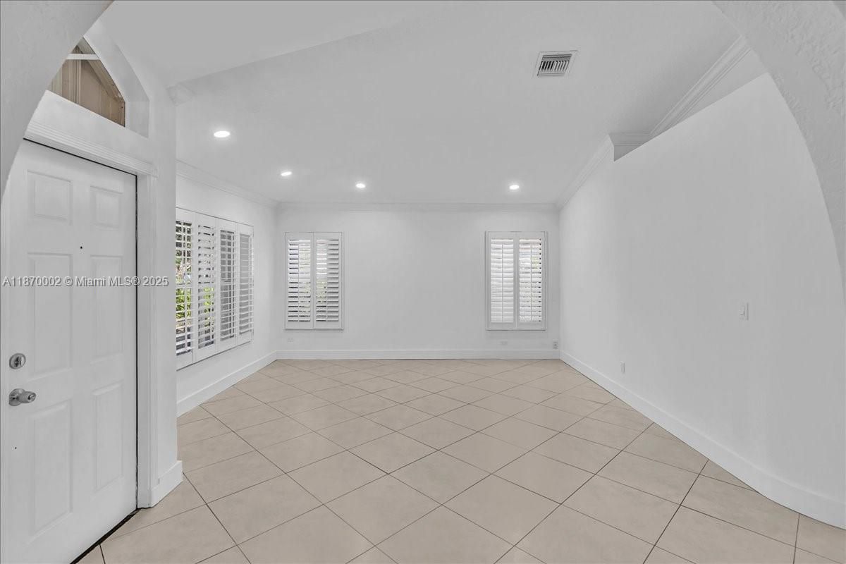 Empty room, Interior, Recessed Lighting