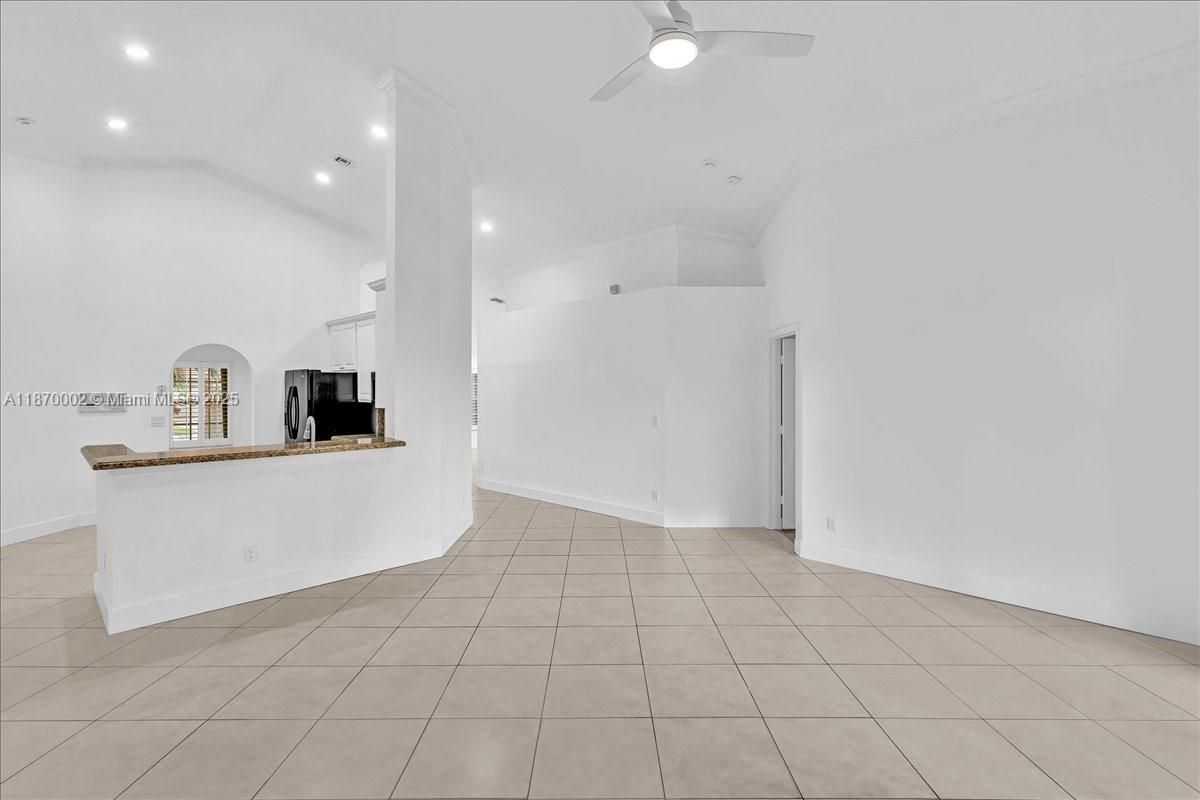 Empty room, Interior, Recessed Lighting