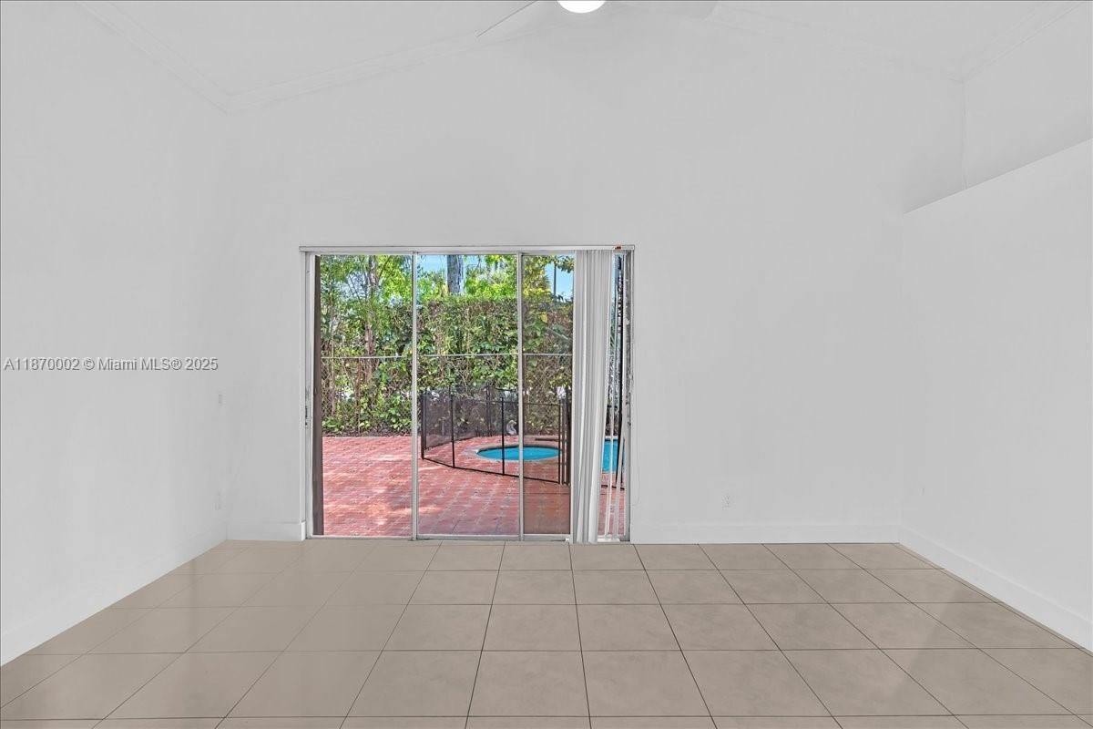Empty room, Interior