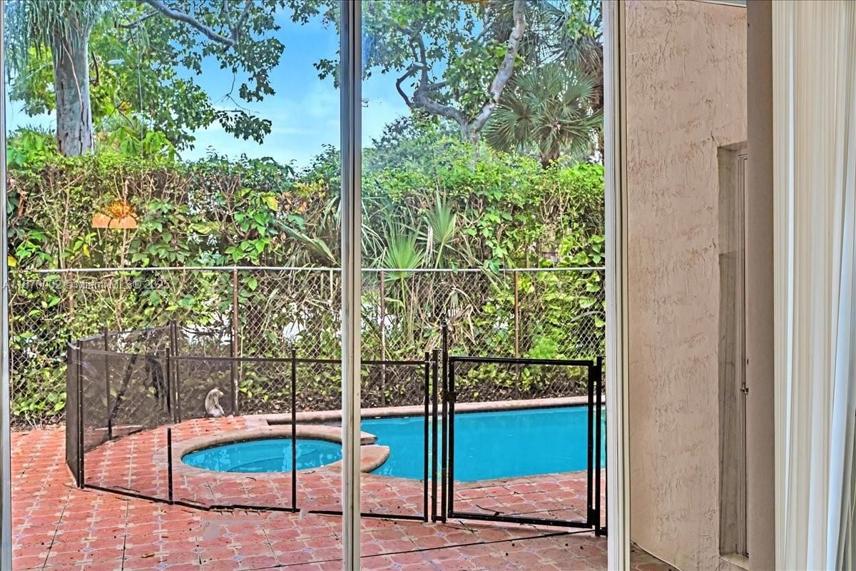 Interior, Pool, Sun Room