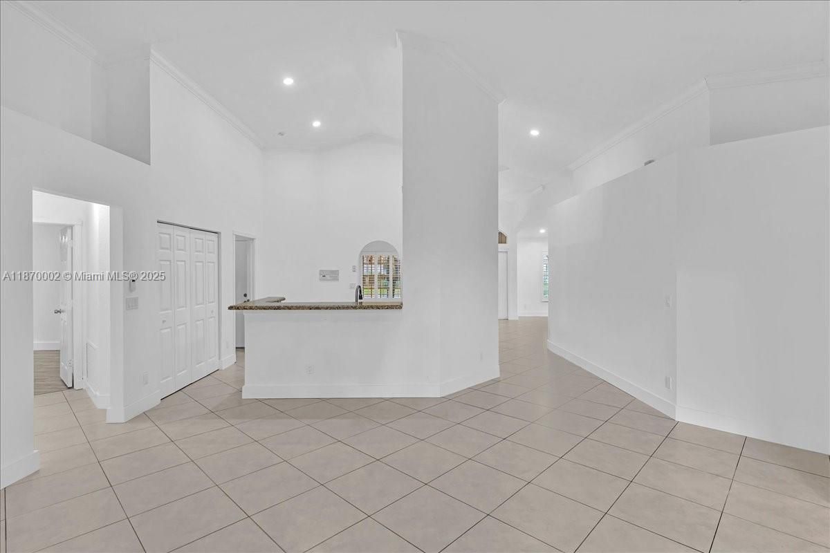 Empty room, Interior, Recessed Lighting