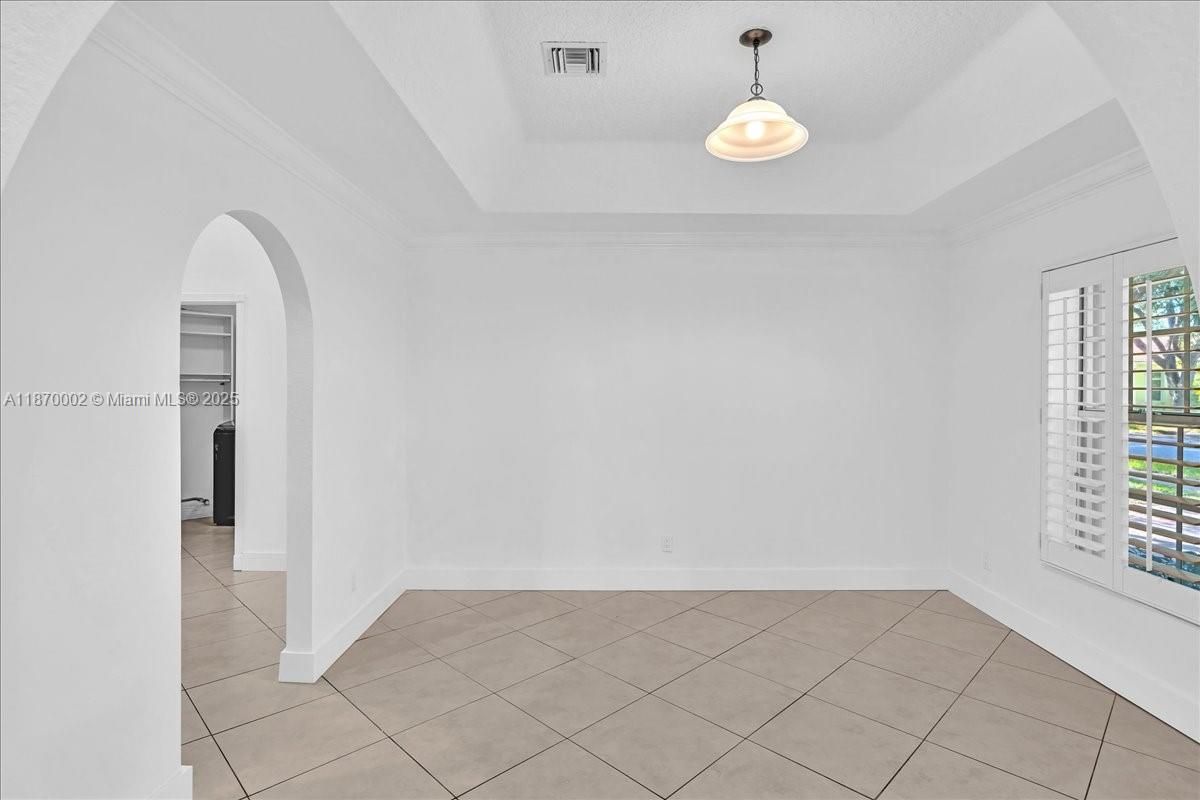 Empty room, Interior, Pendant Lights