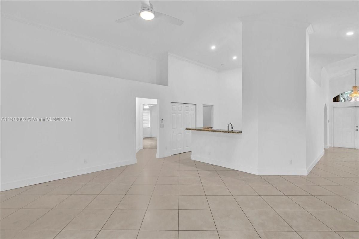 Empty room, Interior, Recessed Lighting