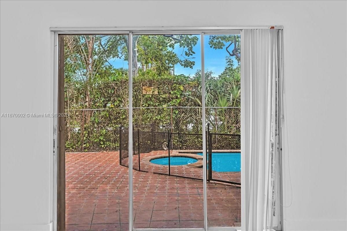 Interior, Pool, Sun Room