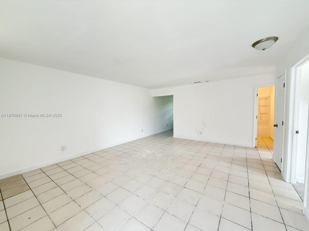 Empty room, Interior