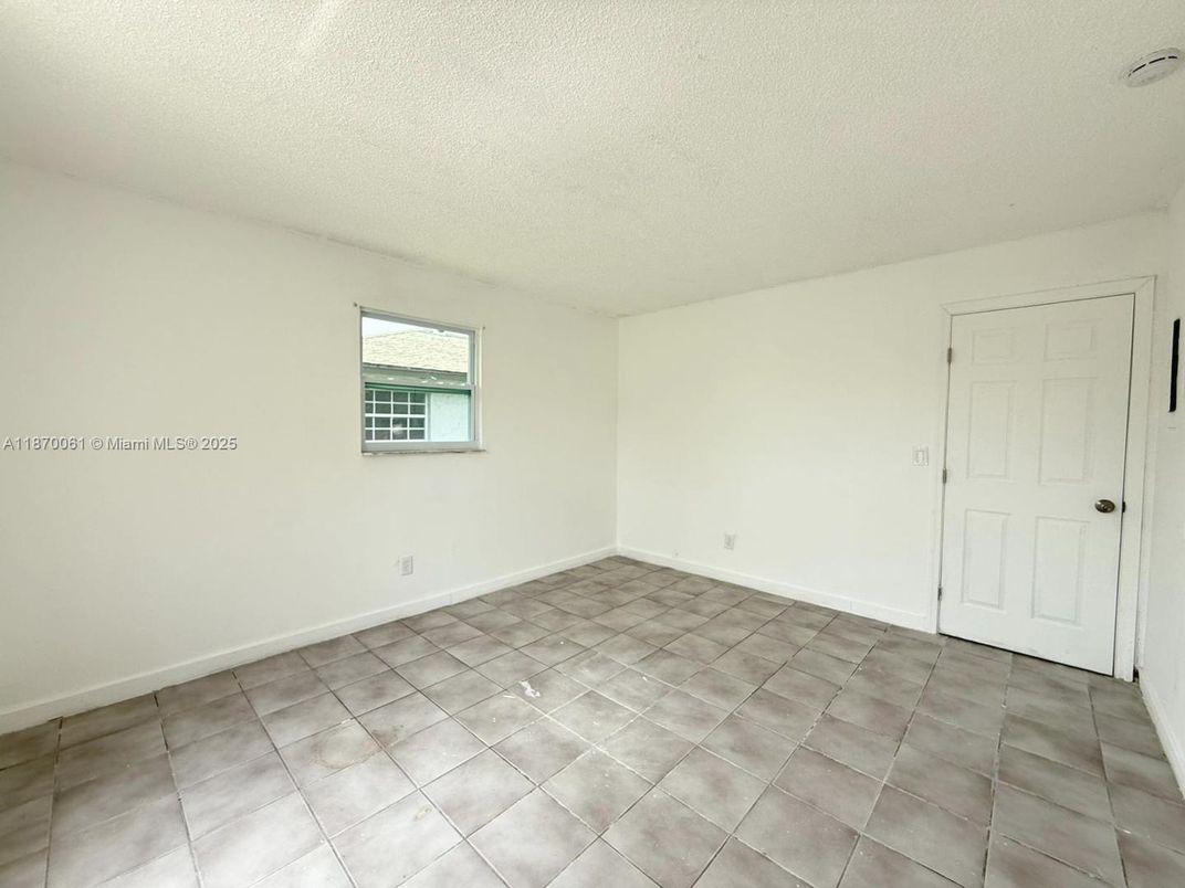 Empty room, Interior