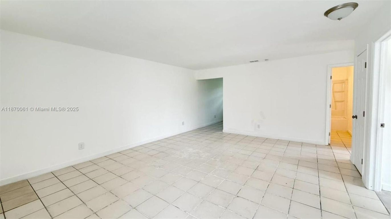 Empty room, Interior