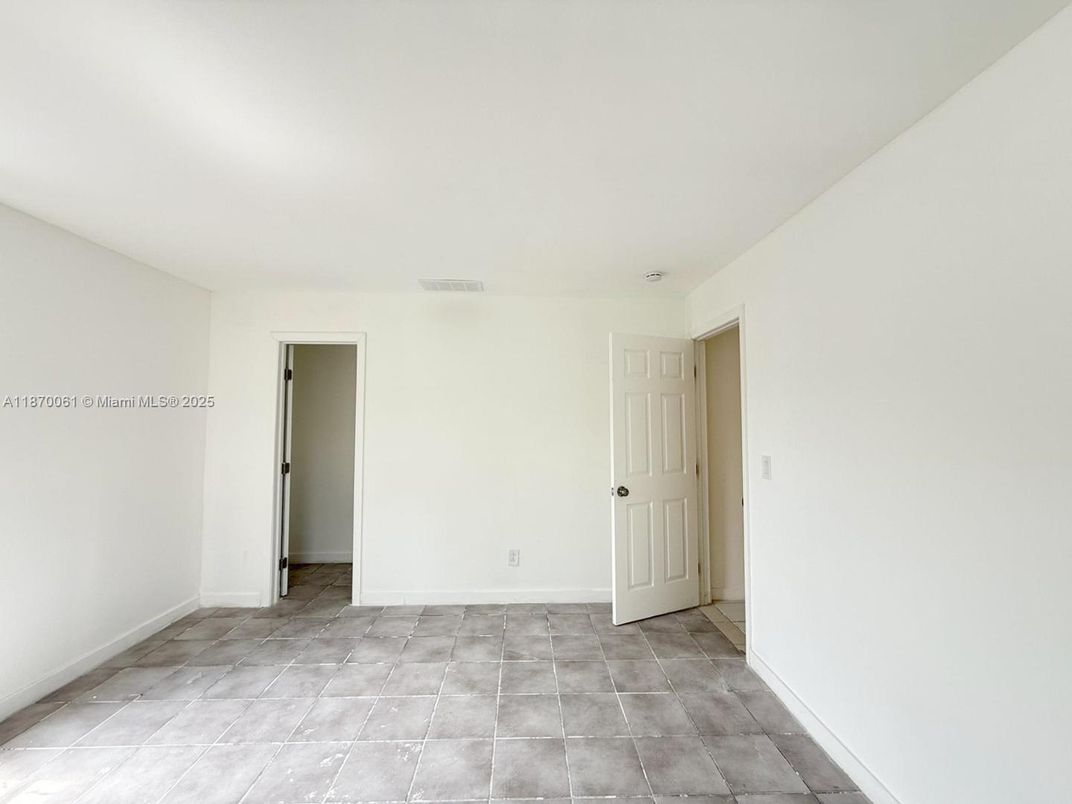 Empty room, Interior